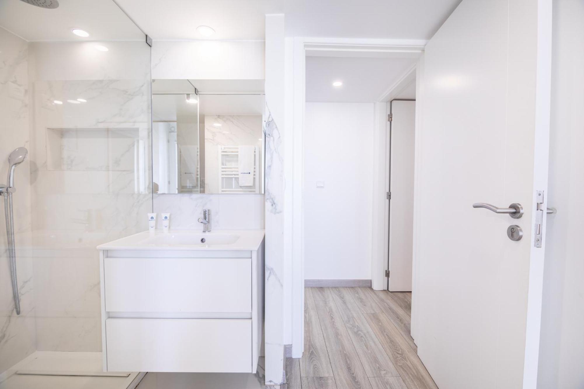 Deluxe Spacious Flats W Mezzanine By Host Wise Apartment Порто Екстериор снимка